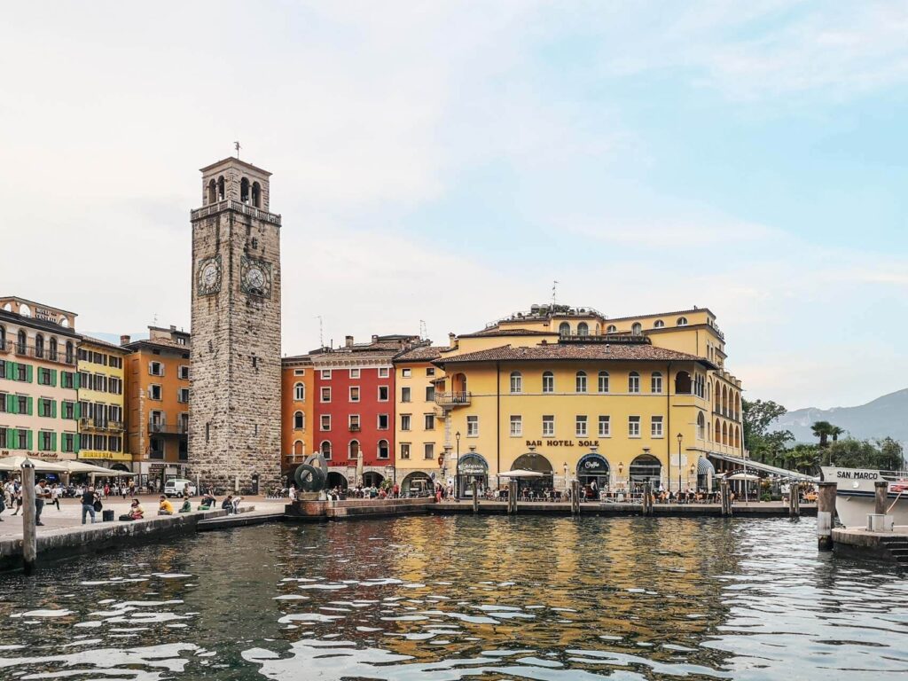 Sehenswürdigkeiten in Riva del Garda am nördlichen Gardasee in Italien: Das Bild zeigt die Uferpromenade von Riva del Garda mit dem Torre Apponale
