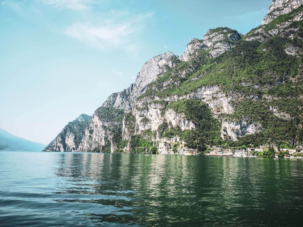Riva del Garda am nördlichen Gardasee in Italien: Der imposante Ausblick auf den blauen See und die Berge im Hintergrund