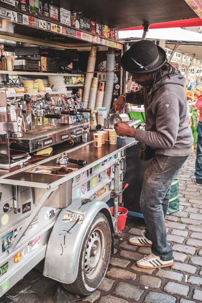 Reisetipps Hamburg: Baristastand auf dem Hamburger Fischmarkt mit Barista Jessy Greaves bei der Kaffeezubereitung am Kaffeewagen – Tipp für Foodies und Kaffeeliebhaber