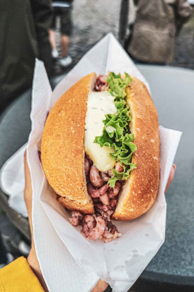 Reisetipps Hamburg: Krabbenbrötchen auf dem Hamburger Fischmarkt essen – ein typisches Fischbrötchen an der Elbe ist ein Muss für Foodies