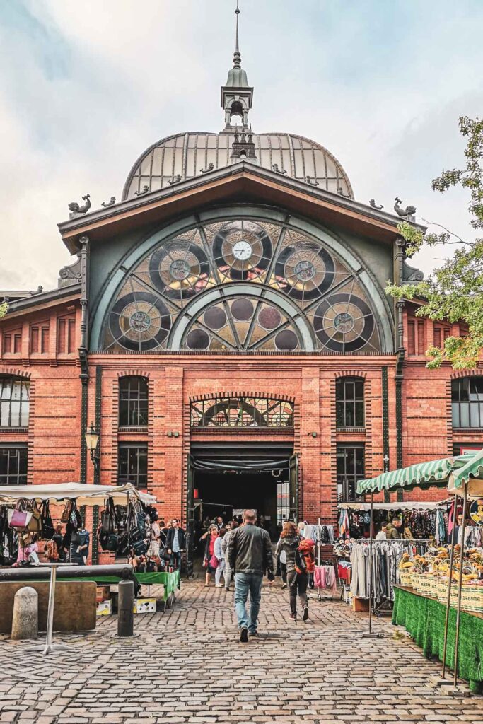 Reisetipps Hamburg: Fischauktionshalle auf dem Hamburger Fischmarkt mit Eingang und Marktständen auf beiden Seiten