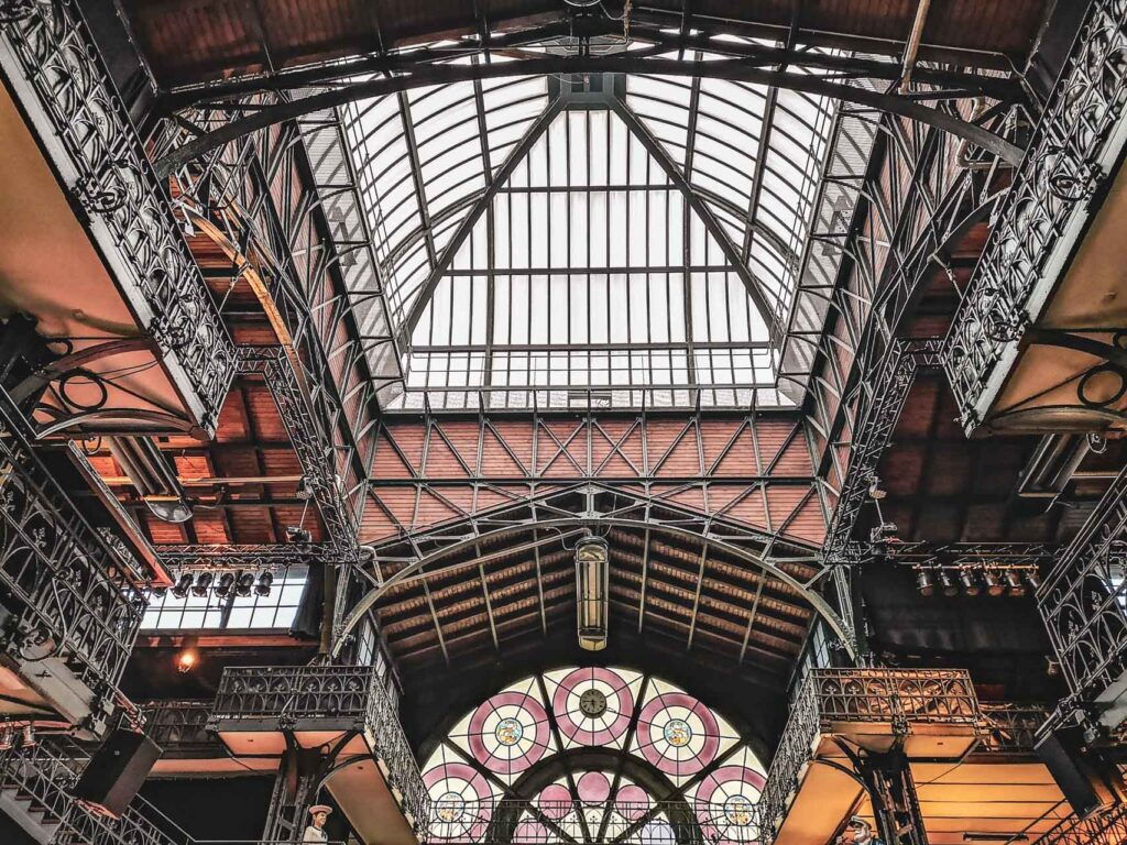 Reisetipps Hamburg: Innenansicht der Fischauktionshalle auf dem Hamburger Fischmarkt mit imposanter Stahlkuppel - eine echte Sehenswürdigkeit in Hamburg