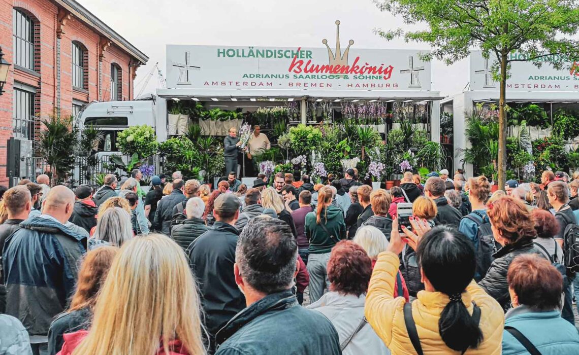 190711-hamburg-reisetipps-sehenswuerdigkeit-hamburger-fischmarkt-hollaendischer-blumenkoenig-blumenstand-zuschauer-marktszene-1920x1280