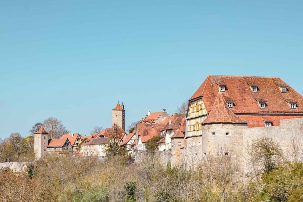Rothenburg ob der Tauber: Ausblick auf die Altstadt, den Burggarten und den Panoramaweg an einem sonnigen Tag im Frühling