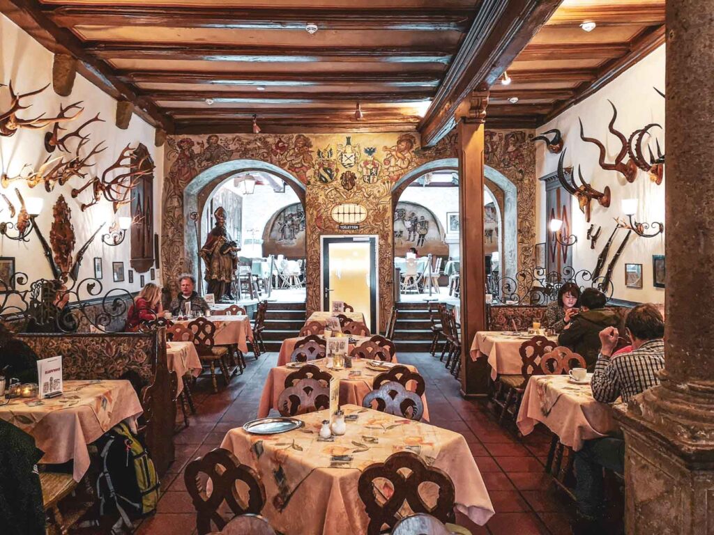 Historisches Ambiente im Baumeisterhaus in Rothenburg ob der Tauber mit Fachwerk und Jagdtrophäen im Gastraum