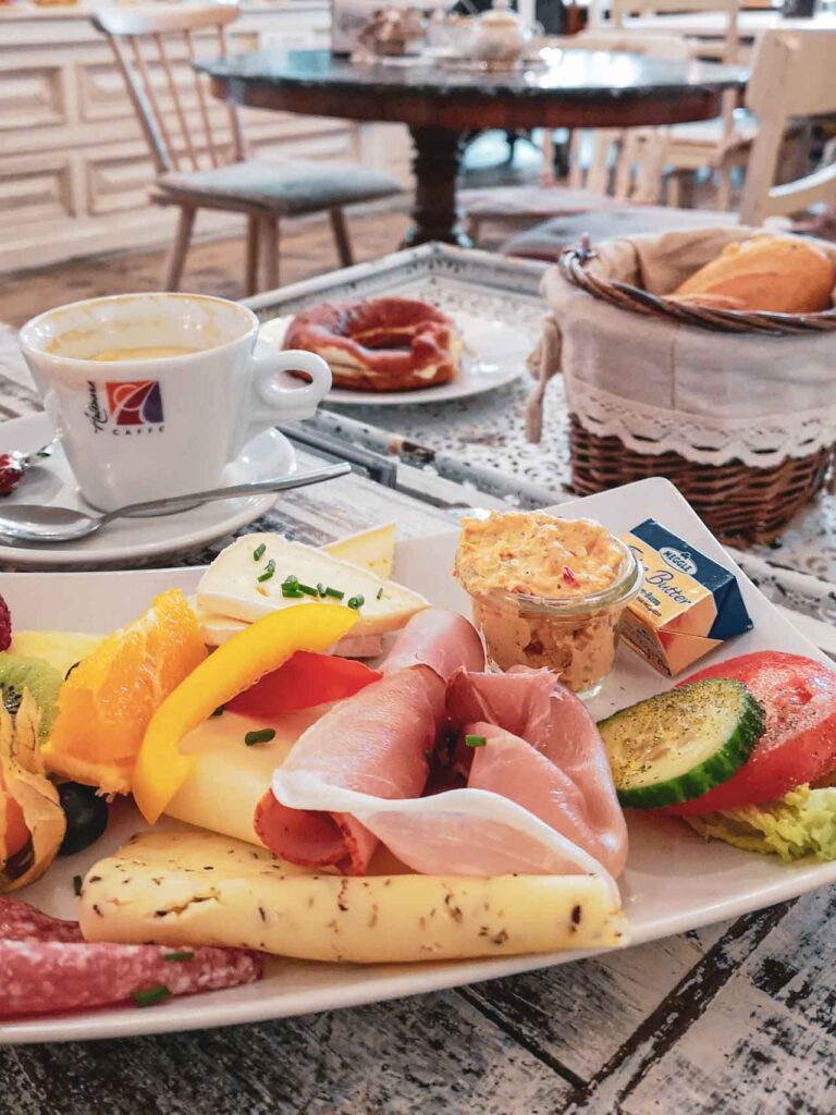 Frühstücksplatte mit Wurst und Käse im Café Einzigartig, einem Ladencafé im Vintagestil in Rothenburg ob der Tauber
