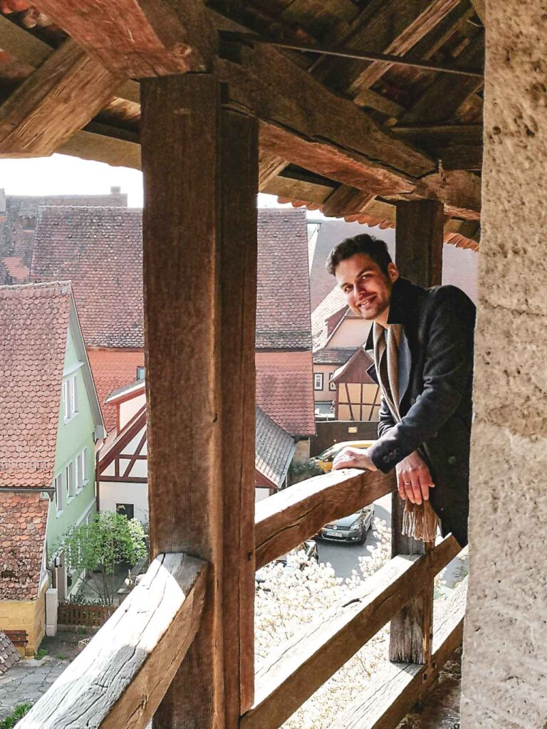 Florian von Tables & Fables bei einem Spaziergang auf dem Turmweg der mittelalterlichen Stadtmauer in Rothenburg ob der Tauber