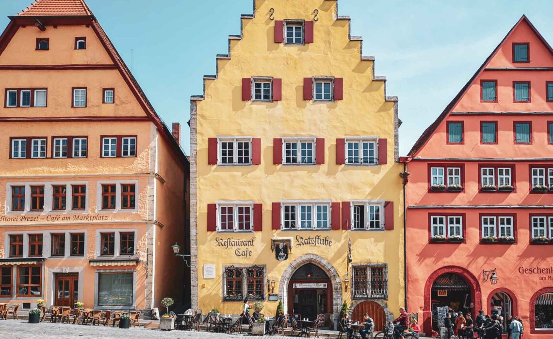 Historische bunte Fachwerkhäuser am Marktplatz von Rothenburg ob der Tauber in Gelb-, Rot- und Orangetönen