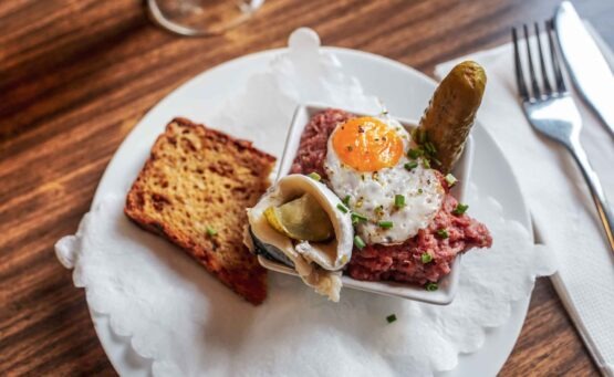 Hamburg Foodtipps: Traditonellen Labskaus essen in der Obehafenkantine, derm Kultlokal in der HafenCity