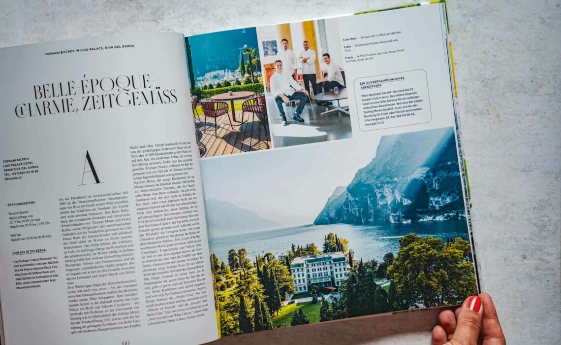 Die schönsten Italien-Kochbücher: Das Kochbuch Zu Gast am Gardasse aus dem Callwey-Verlag. Auf dem Bild ist eine Doppelseite mit dem Hotel Lido Palace in Riva del Garda zu sehen