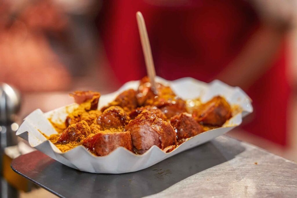 Hamburg Foodtipps: Currywurst essen in Hamburgs berühmtesten Imbiss an der Reeperbahn in St. Pauli