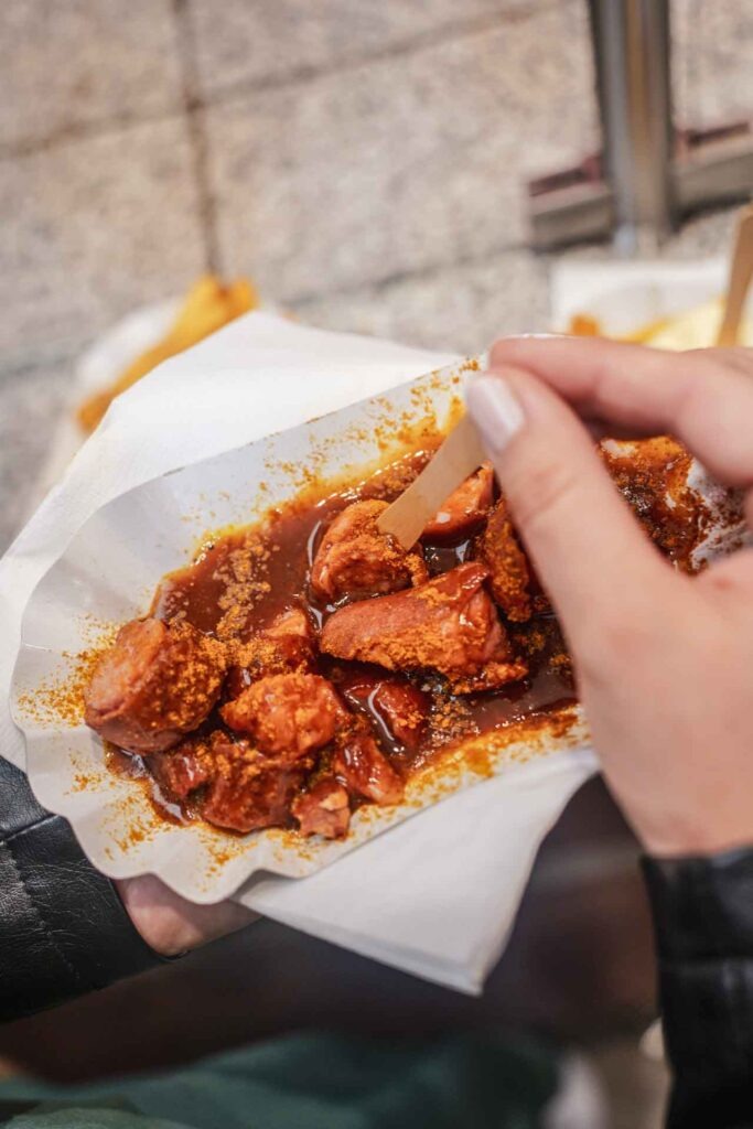 Hamburg Foodtipps: Der perfekte Snack auf die Hand: Currywurst in Hamburgs berühmtesten Imbiss an der Reeperbahn in St. Pauli