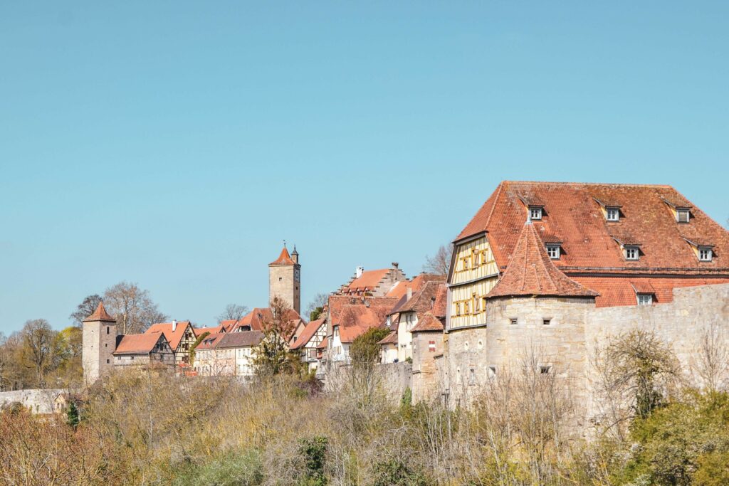 Rothenburg ob der Tauber Ausblick auf die Stadt an einem sonnigen Tag im Fruehling
