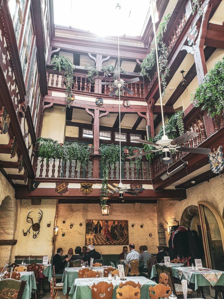 Das historische Baumeisterhaus in Rothenburg ob der Tauber mit Fachwerkgalerie und Pflanzen
