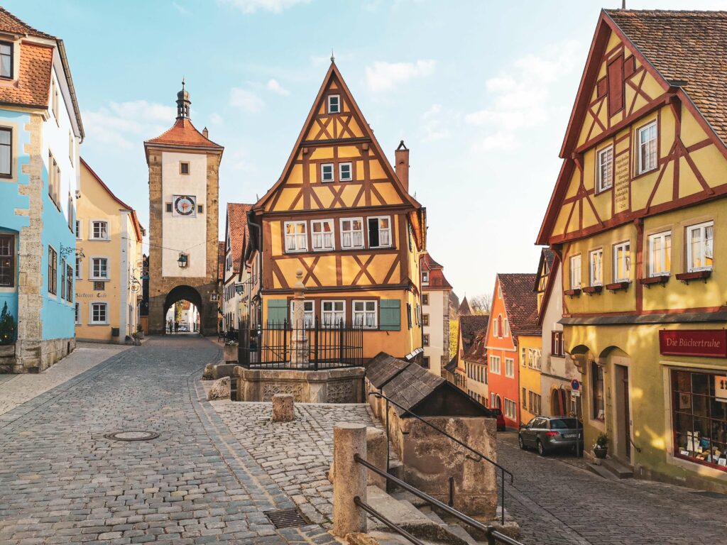Das Ploenlein: Das Wahrzeichen von Rothenburg ob der Tauber, ein Ensemble aus dem Stadttor und bunten Fachwerkhaeusern