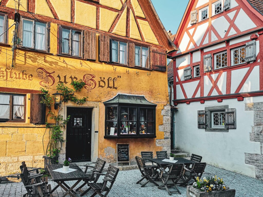Die mittelalterliche Trinkstube Zur Hoell im historischen Fachwerkhaus in Rothenburg ob der Tauber