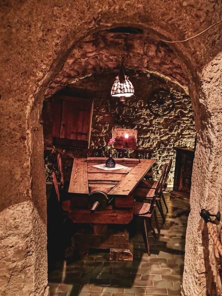 Ein rustikaler Tisch in der Weinstube Zur Hoell in Rothenburg ob der Tauber im Kellergewoelbe
