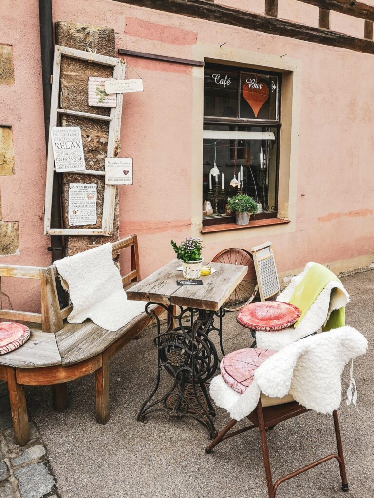 Gemuetliche Außenplaetze mit Vintage-Moebeln im Café Einzigartig in Rothenburg ob der Tauber