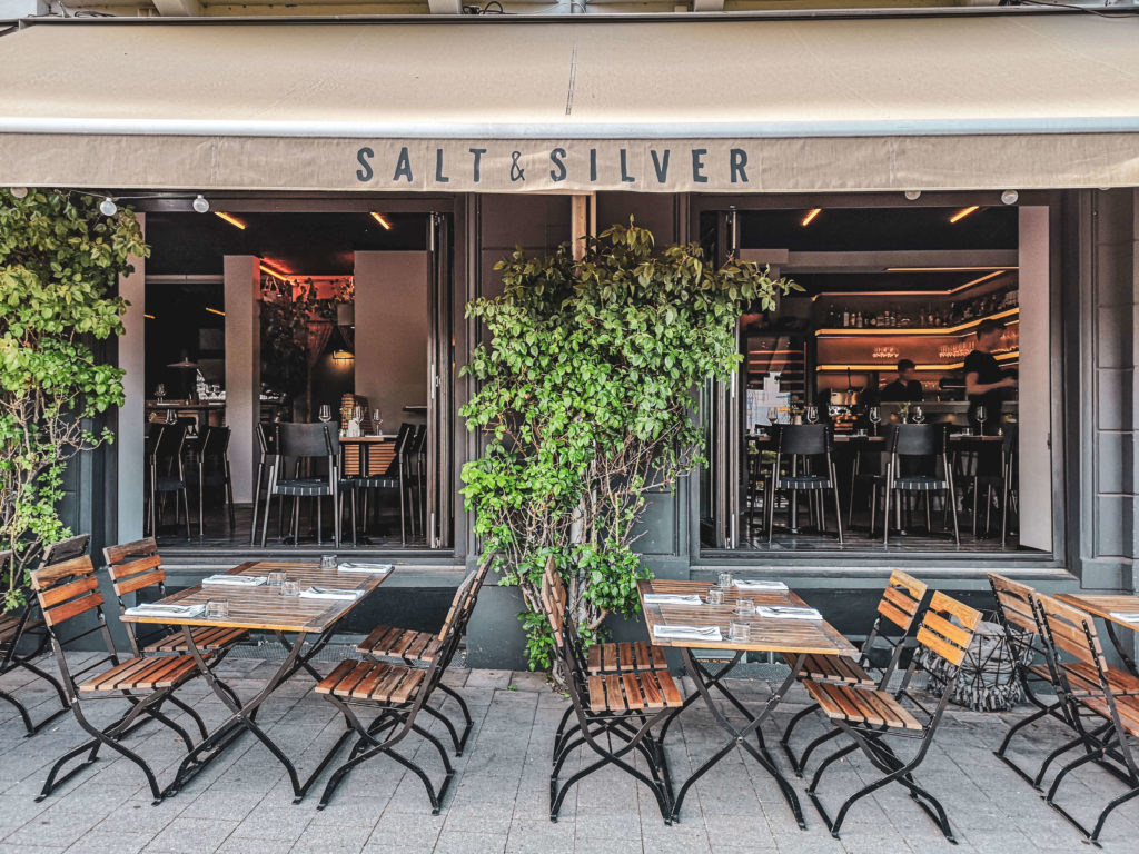 Die Terrasse des Restaurants Salt and Silver im Hamburger Szeneviertel St. Pauli