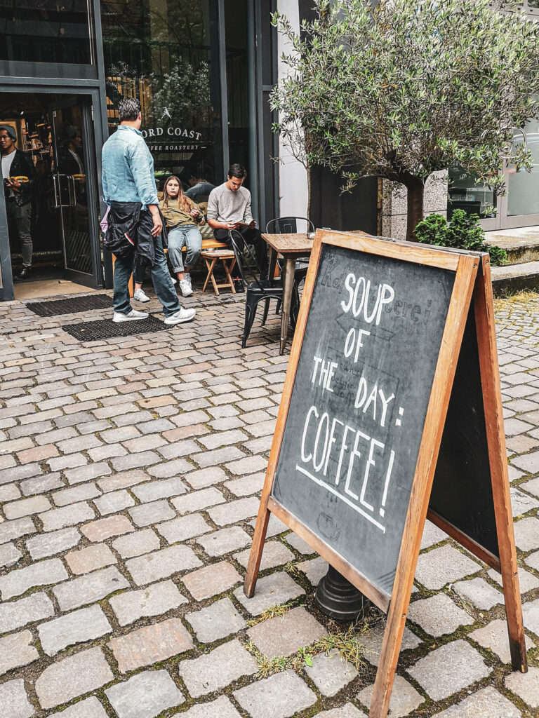 Tafel vor der Nord Coast Coffee Roastery mit Aufschrift: Soup of the day: Coffee!