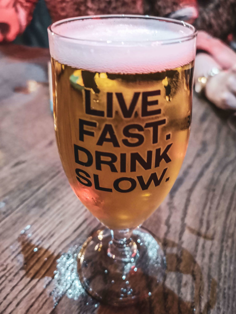 Hamburg für Foodies: Craftbeer wird im BrewDog St. Pauli auf dem Kiez nach dem Motto servoert: Live fast, drink slow!