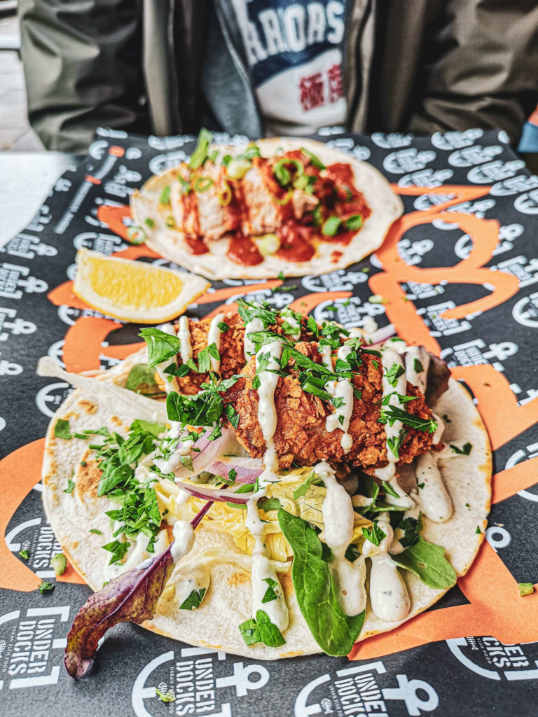 Streetfood heftig deftig: Tacos mit Pulled Lachs und Fischstäbchen im Underdocks im Hamburger Szeneviertel St. Pauli