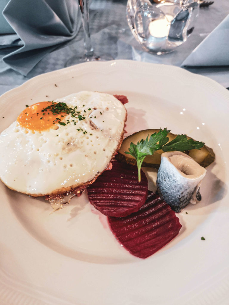 Hamburg für Foodies: Labskaus im Restaurant Hamburger Elbspeicher mit Spiegelei, Rollmops und Roter Bete