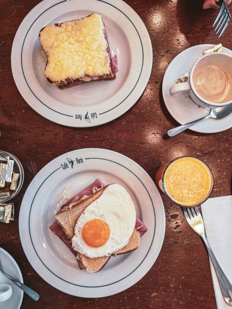Croque Madame und Croque Monsieur zum Frühstück im Café Paris in Hamburg