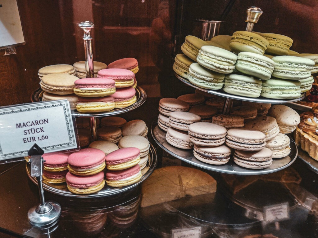 Macarons im Café Paris in Hamburg