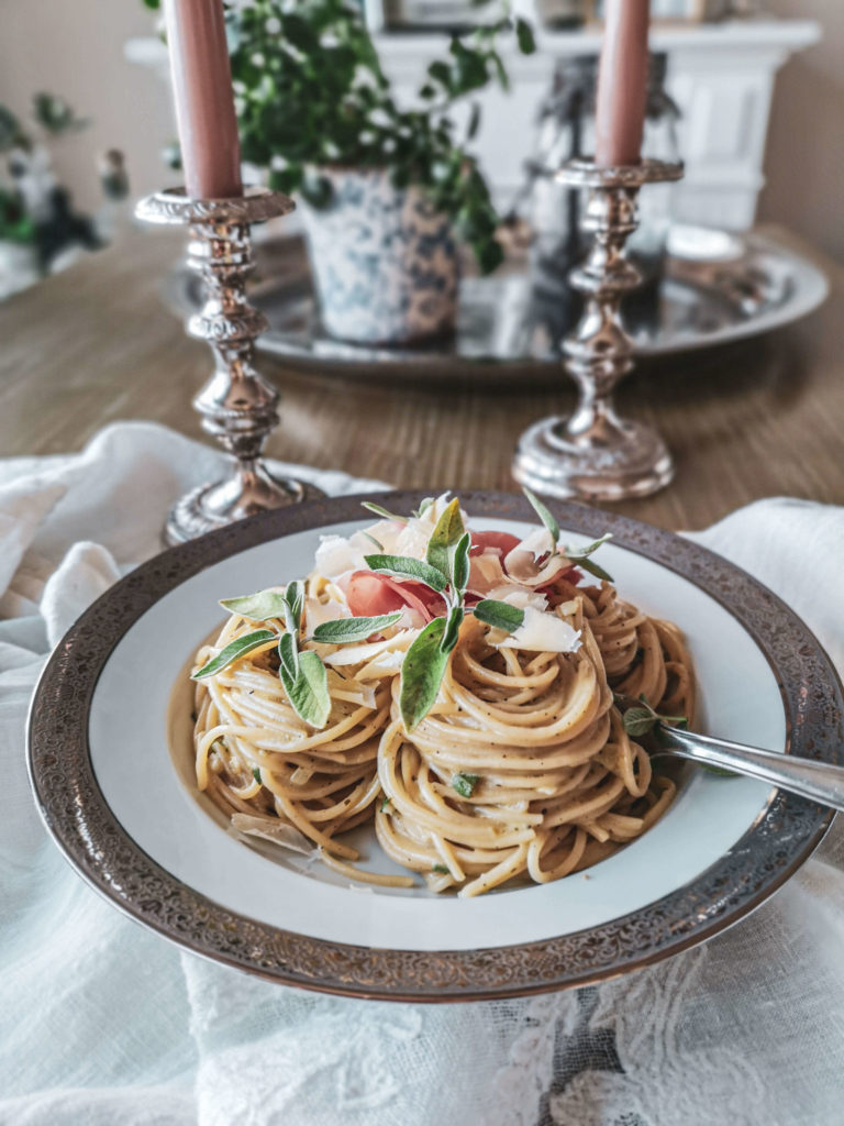 Salbeispaghetti auf Tisch