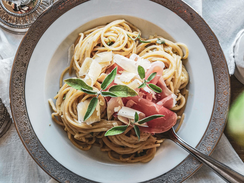 Salbeispaghetti mit Parmaschinken
