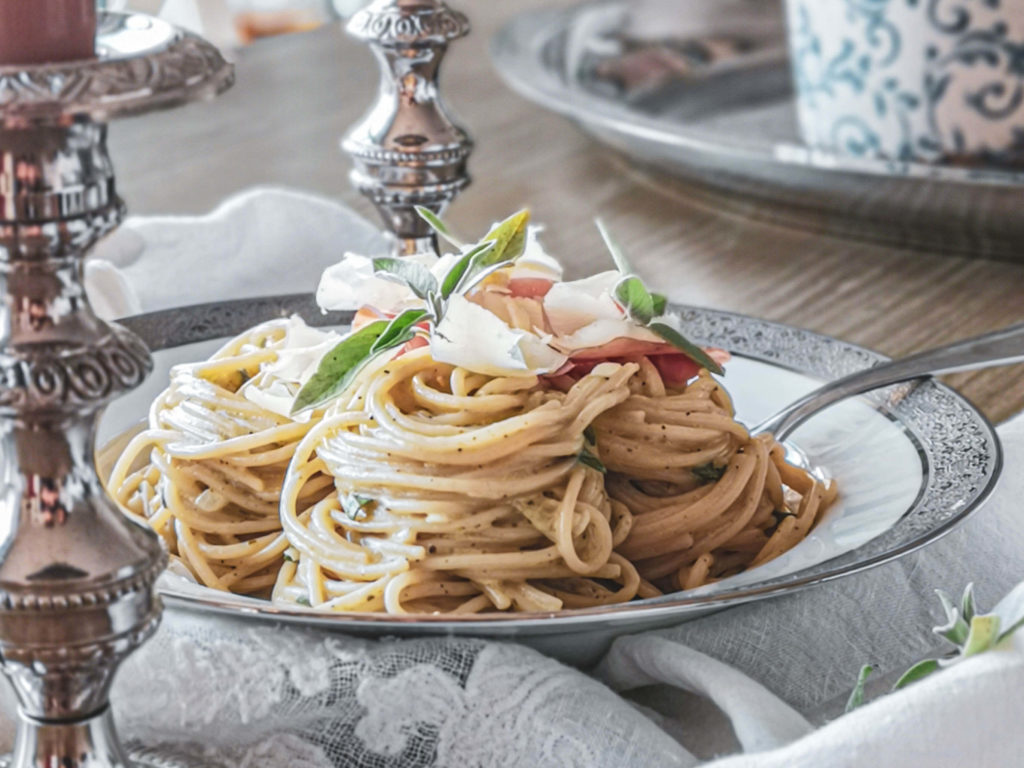 Salbeispaghetti mit Parmaschinken mit Kerzen