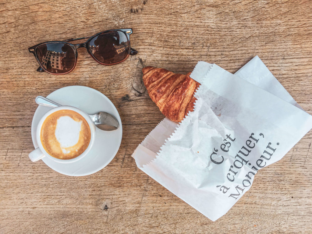 Croissant und Kaffee zum Frühstück