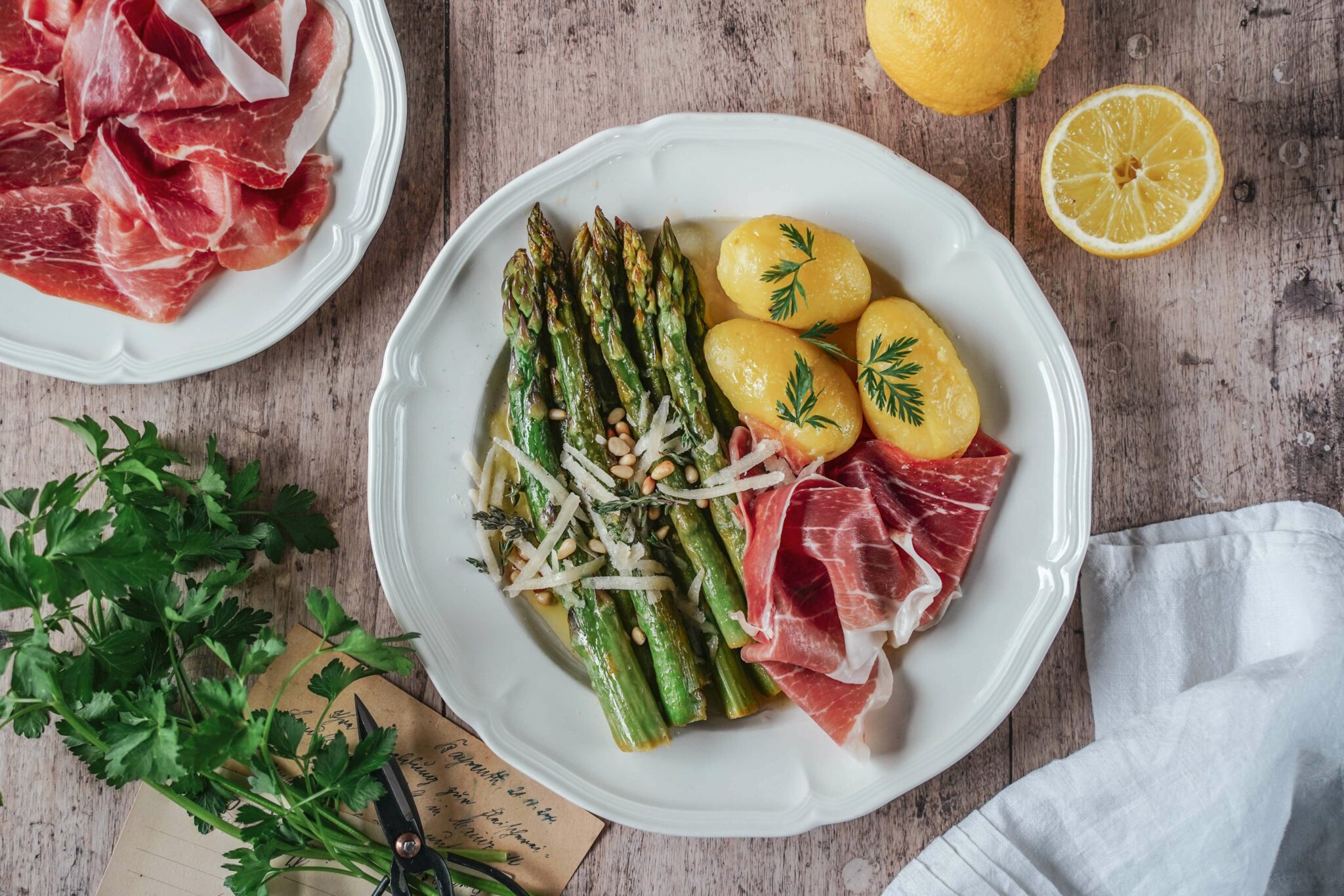 Frühlingsrezept: Gegrillter Grüner Spargel mit Parmaschinken, Parmesan ...
