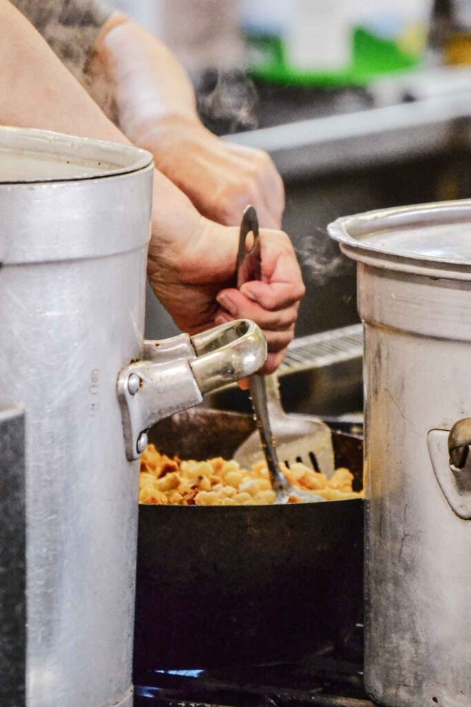 Sonntags im fränkischen Wirtshaus: Zubereitung von fränkischen Bröggala für Klöße beim Rösten in der Pfanne in der Gaststätte Maisel Bayreuth