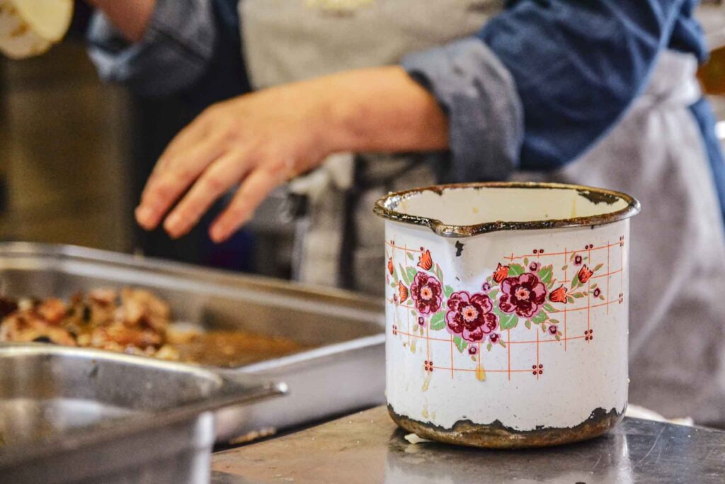Sonntags im fränkischen Wirtshaus: Nostalgischer Emaille-Krug mit Blumenmuster in der Küche der Gaststätte Maisel Bayreuth