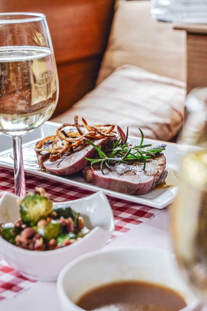 Sonntags im Fränkischen Wirtshaus: Lammbraten auf dem Teller mit klassischen Beilagen in Bayreuth in der Gaststätte Maisel in Bayreuth