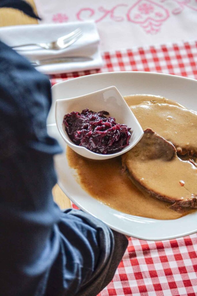 Sonntags im fränkischen Wirtshaus: Sauerbraten mit Rotkohl auf dem Teller in der Gaststätte Maisel Bayreuth