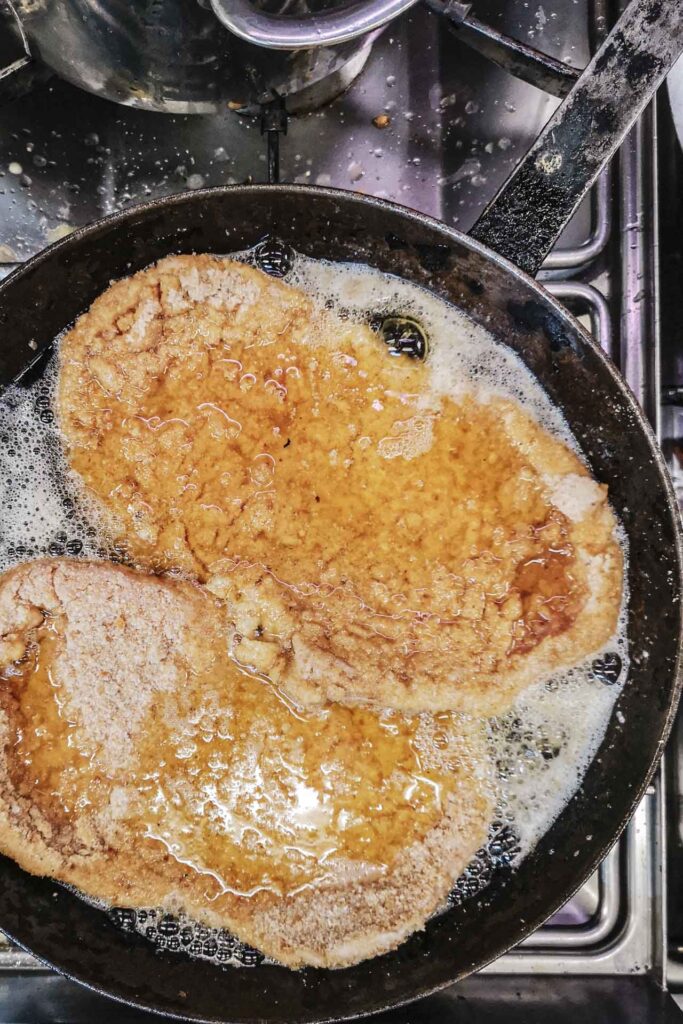 Sonntags im fränkischen Wirtshaus: Schnitzel brutzeln in der gusseisernen Pfanne mit viel Butterschmalz in der Küche der Gaststätte Maisel in Bayreuth
