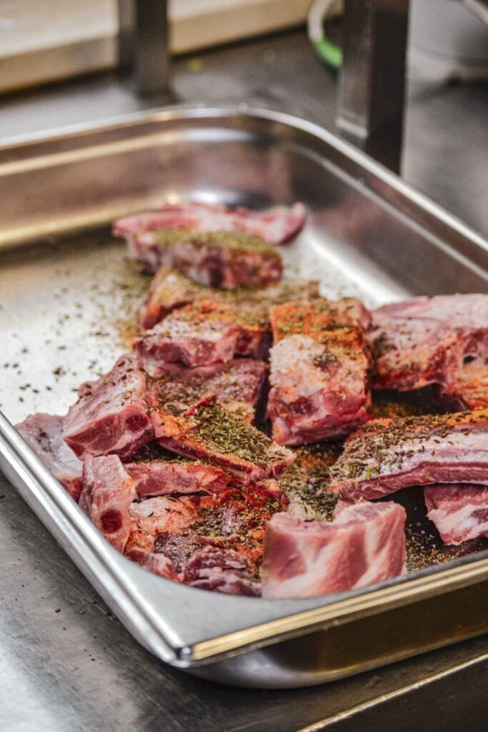 Sonntags im fränkischen Wirtshaus: Gewürzte rohe Schweinerippchen im GN-Behälter in der Küche der Gaststätte Maisel in Bayreuth