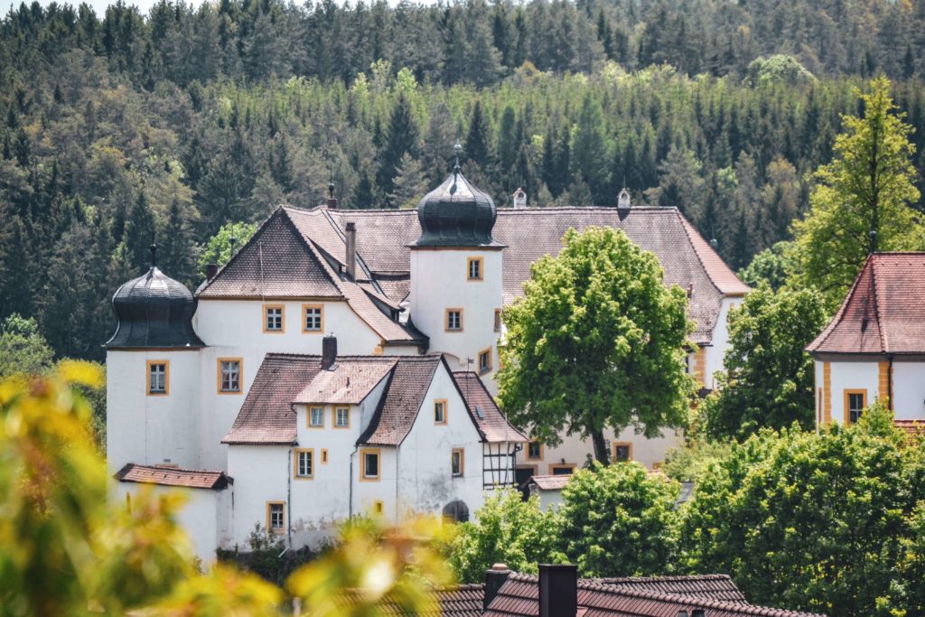 Entlang der Burgenstraße in der Fränkischen Schweiz: Blick auf Schloss Unteraufseß