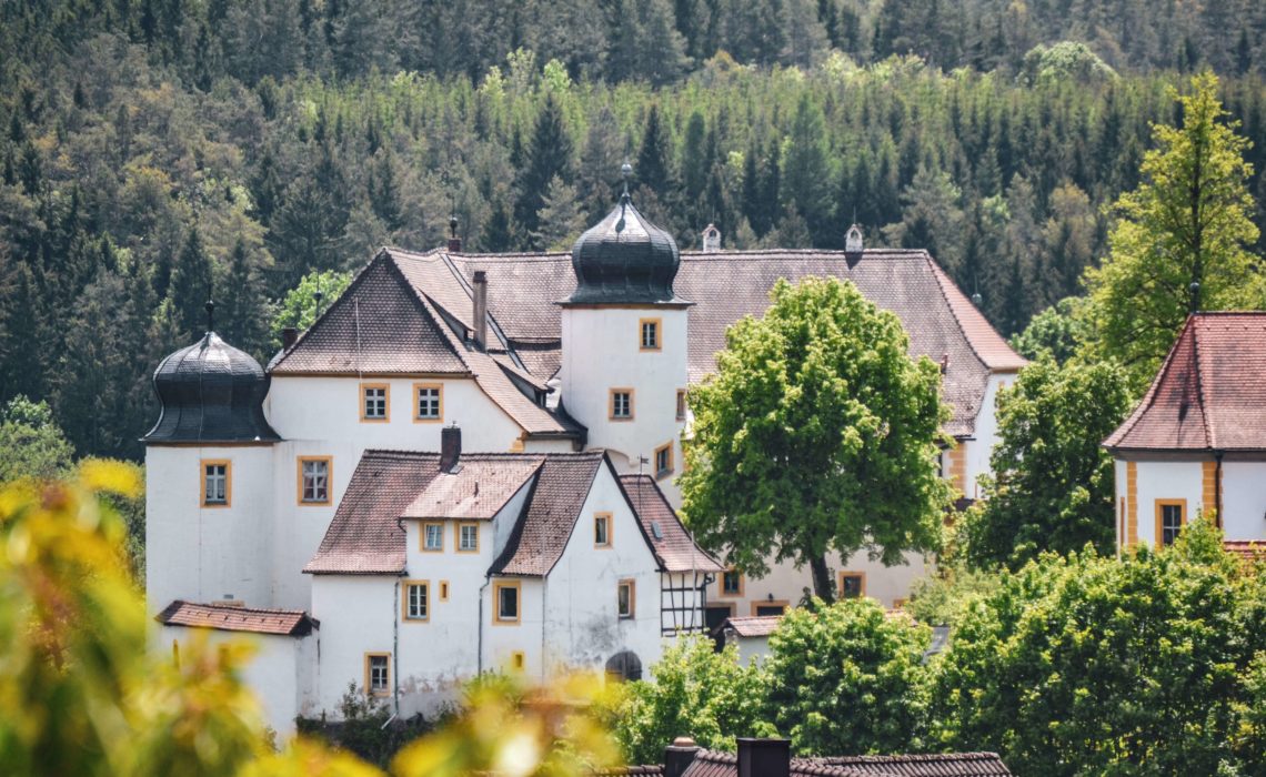 Entlang der Burgenstraße in der Fränkischen Schweiz: Blick auf Schloss Unteraufseß