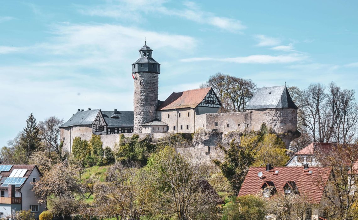 Blick auf die Burg Zwernitz in dem kleinen Ort Sanspareil in der Fränkischen Schweiz im Frühling