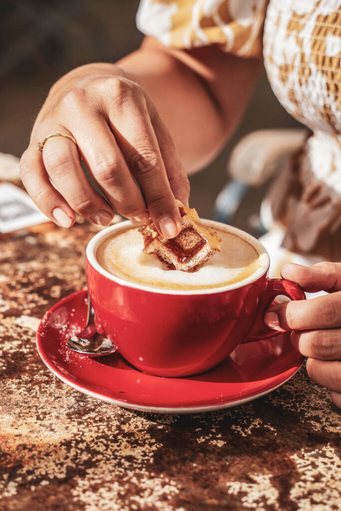 Fruehstuecken im Café Wunschlos gluecklich in Wuerzburg: Cappuccino mit Hafermilch und selbstgebackener Waffel