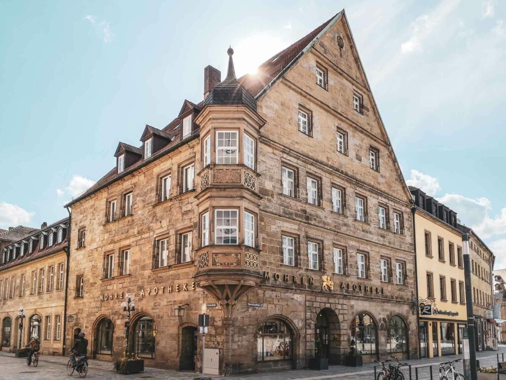 Sehenswürdigkeiten in Bayreuth: Das historische Sandsteinhaus in der Maximilianstraße mit Erker, das die Mohren-Apotheke beherbergt