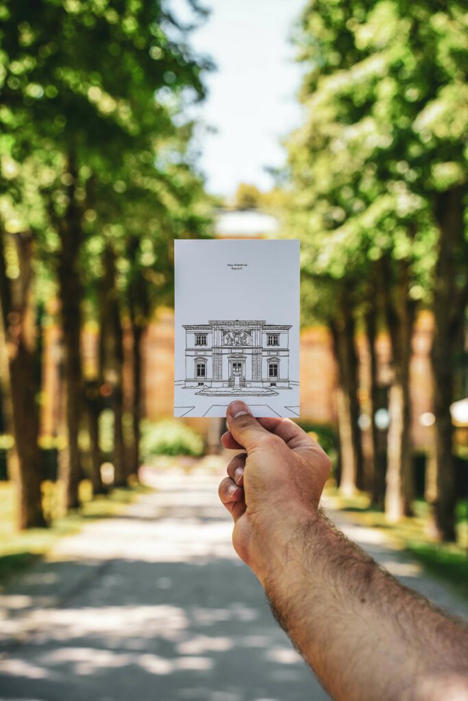 Creative Cards von Baier Creative: Postkarte in Schwarz-Weiß, die das Haus Wahnfried in Bayreuth illustriert zeigt direkt vor dem Originalgebäude