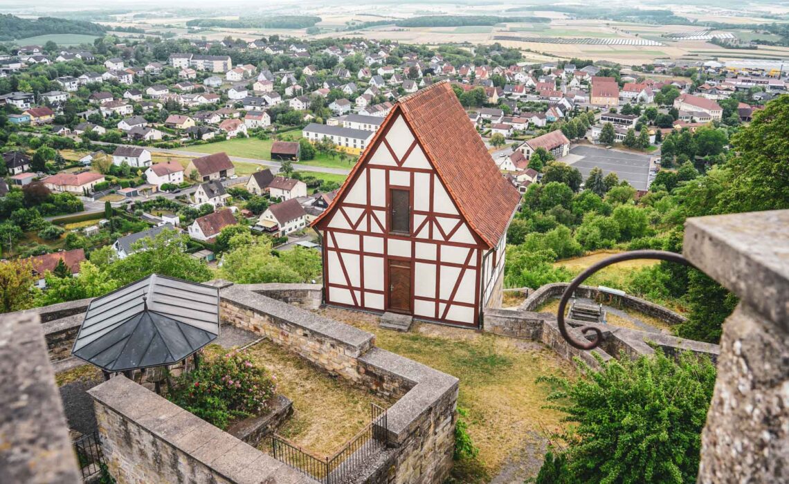 260715_Koenigsberg-in-Bayern-Burgruine-Schlossberg-Fachwerkhaus-Ausblick-1920x1280