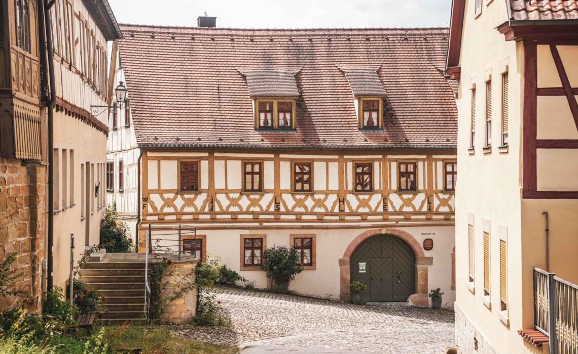 260715_Koenigsberg-in-Bayern-Exulantenhaus-Fachwerk-Schlossberg-Salzmarkt-1920x1280