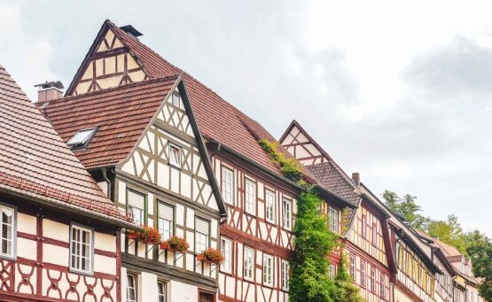 Königsberg in Bayern: Verwinkelte Fachwerkhäuser reihen sich entlang des Salzmarkts