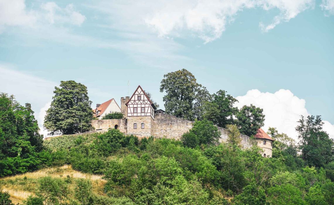 260715_Koenigsberg-in-Bayern-Schlossberg-Aussicht-Burgruine-Fachwerkhaus-1920x1280